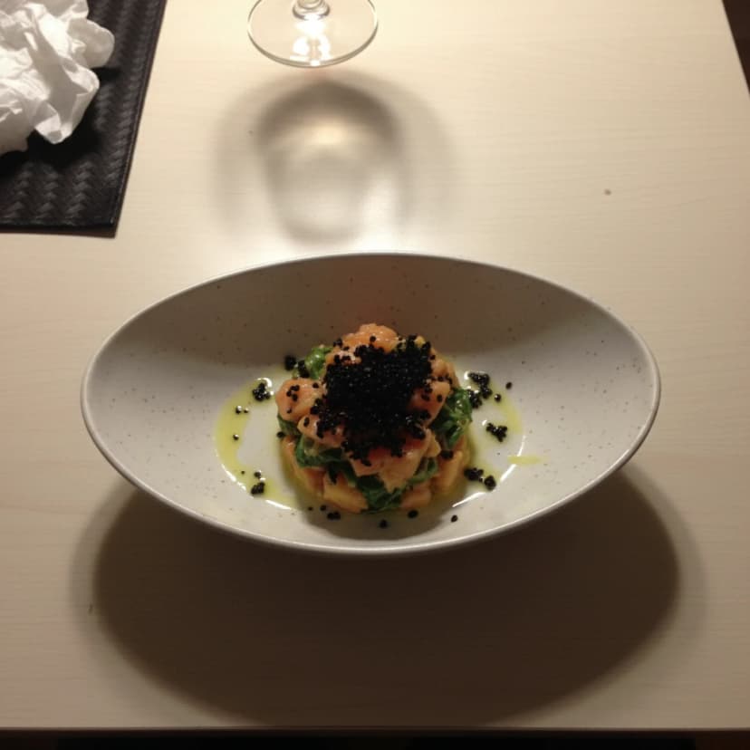 Tartar de Salmão com Molho de Soja e Gergelim