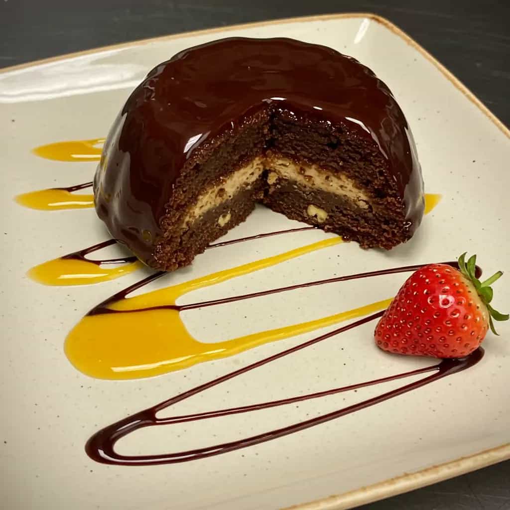 Terrine de Chocolate e Amêndoas com Calda de Maracujá