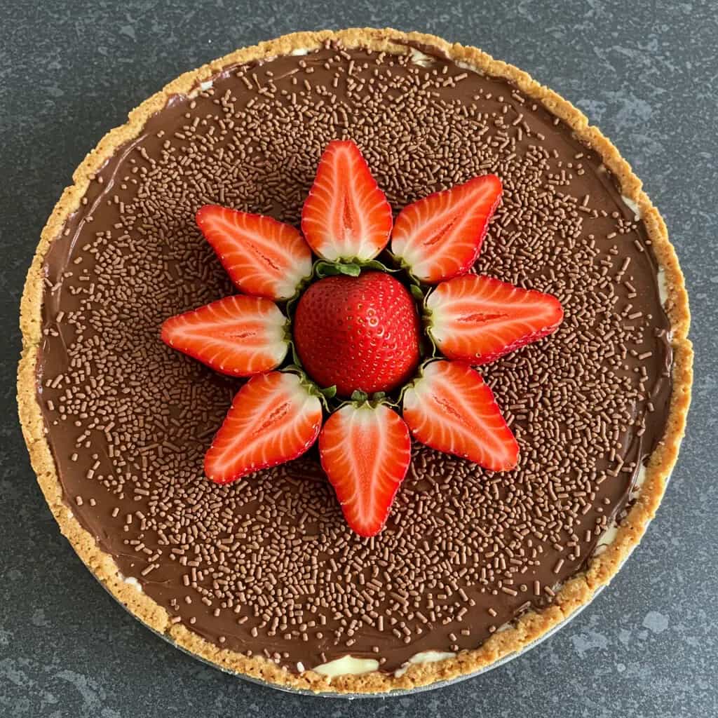 Torta Cremosa de Chocolate com Morangos