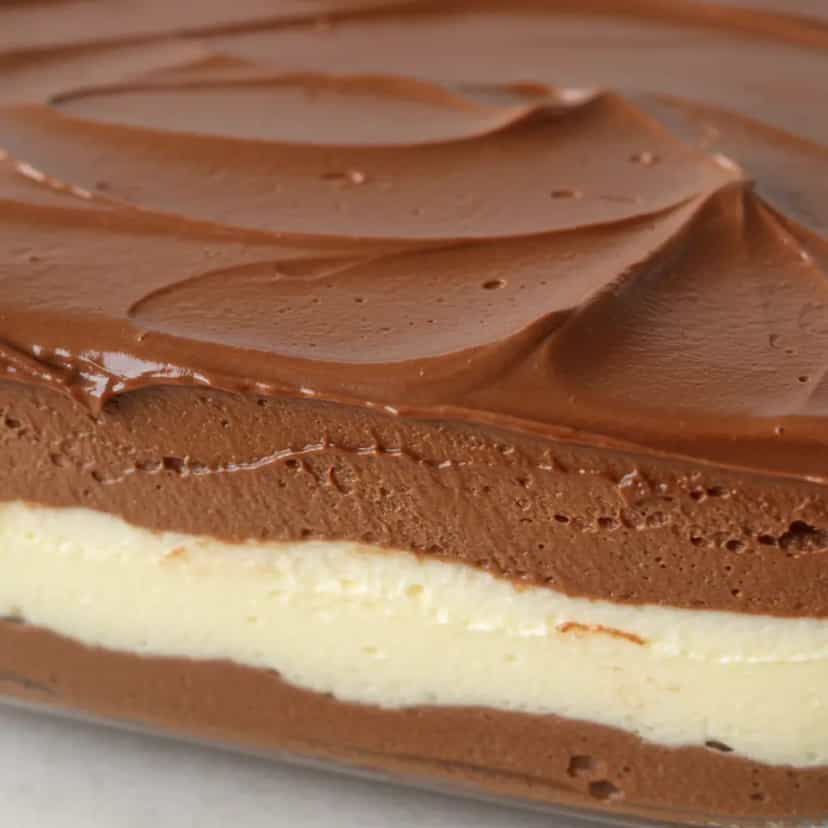 Foto deliciosa de Torta gelada de waffer coberta com chocolate pronta para servir - Doces Gelados & Sorvetes
