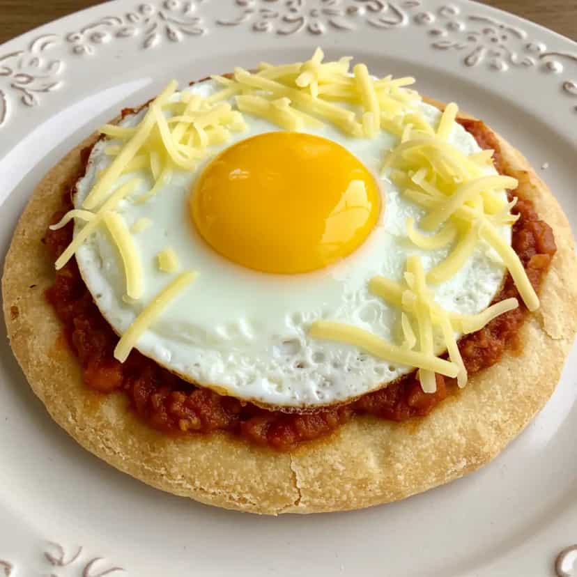 Foto deliciosa de Tortilhas Mexicanas com Ovos e Molho de Tomate pronta para servir - Brunch
