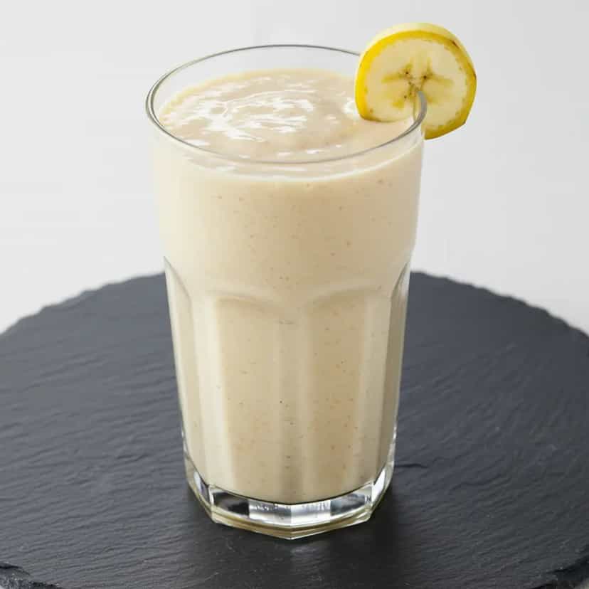 Foto deliciosa de Vitamina Cremosa de Banana, Mamão e Laranja pronta para servir - Sucos & Smoothies