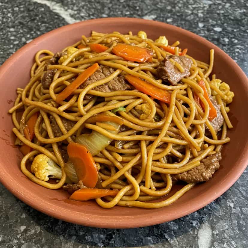 Foto deliciosa de Yakissoba de Frango e Carne pronta para servir - Bowls & Noodles