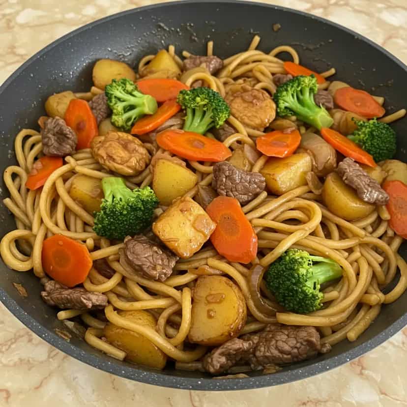 Foto deliciosa de Yakissoba de Frango e Carne pronta para servir - Bowls & Noodles